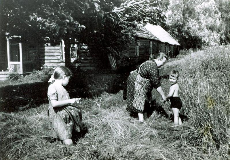 Veskirahval, suvi 1960. Eve, Liisi & Toivo..JPG